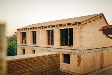 Hrubá stavba domu se dvěma byty