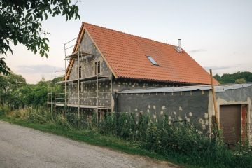 Hrubá stavba domu s garáží